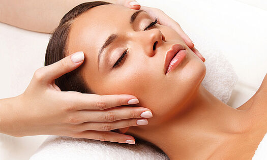 Frau liegt entspannt bei einer Behandlung